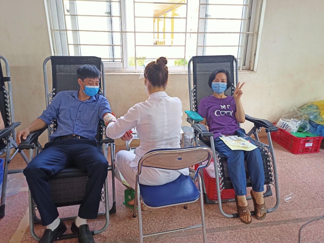 Công đoàn viên trường THCS Phương Trung hiến máu tình nguyện.