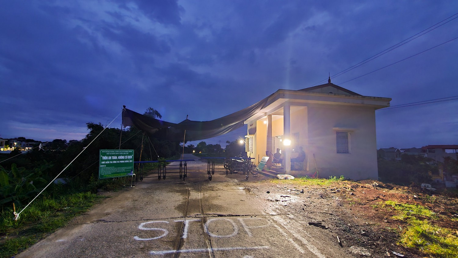 Chốt kiểm dịch tại xã Phương Trung.