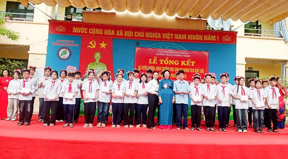 Khen thưởng HS xuất sắc năm học 2024-2025